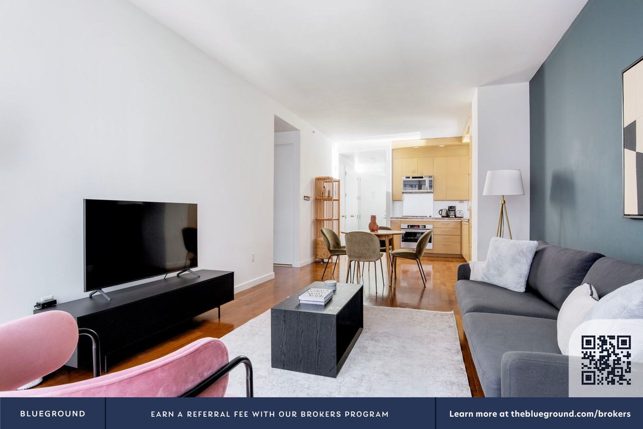 1600 Broadway - Photo 4 of 32