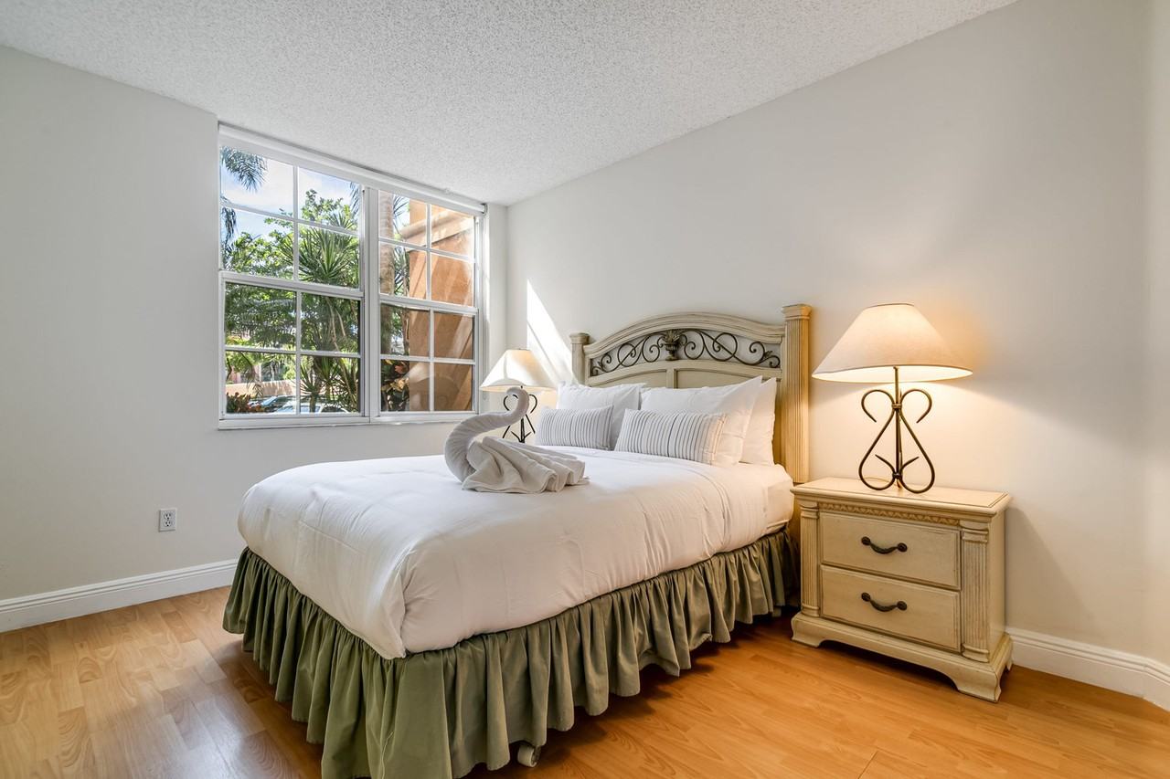 19601 East Country Club Drive #1018683P - Photo 2 of 26