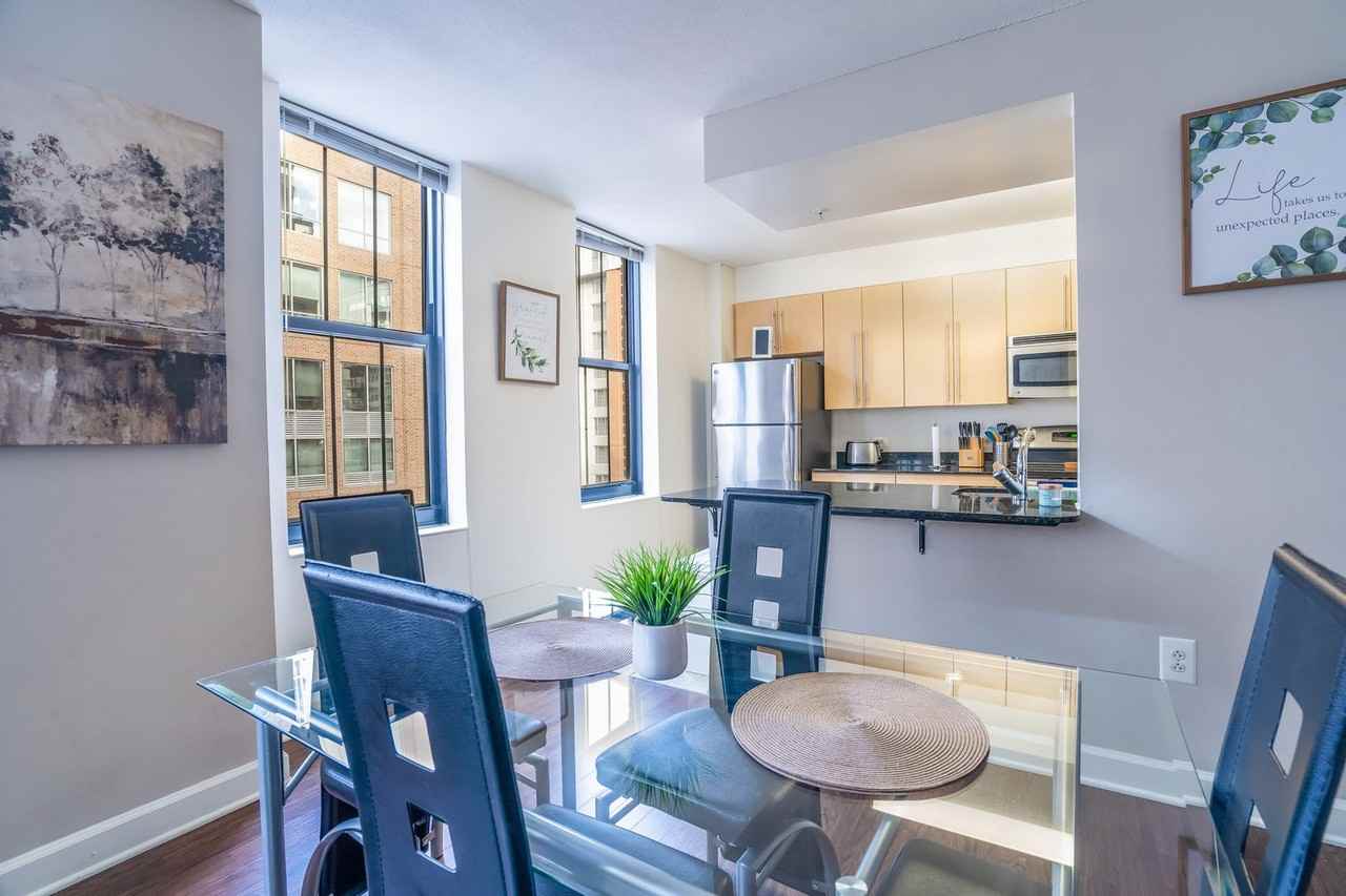 301 S President St #1013815P - Photo 3 of 18