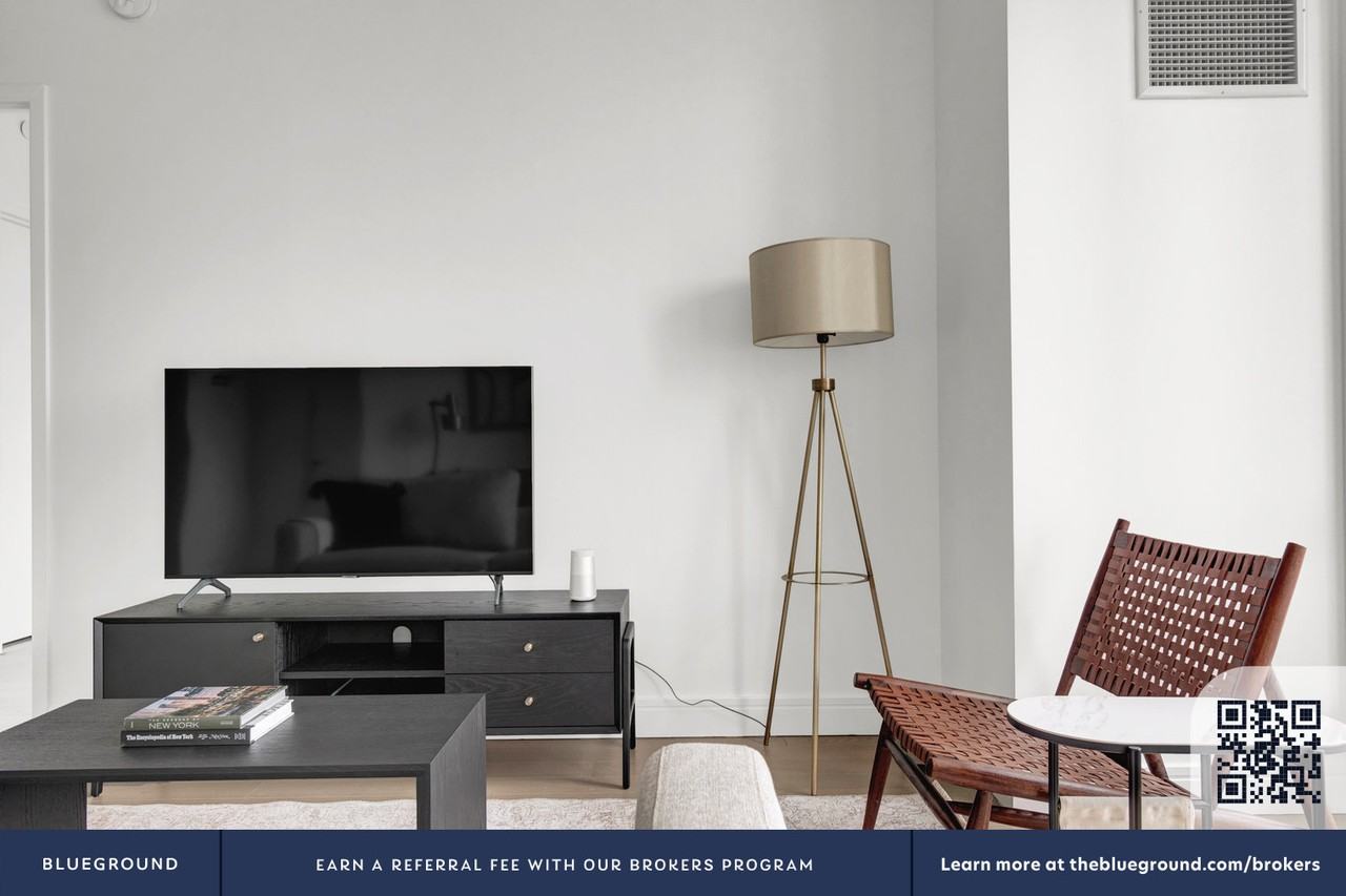 27-19 44th Drive - Photo 4 of 55