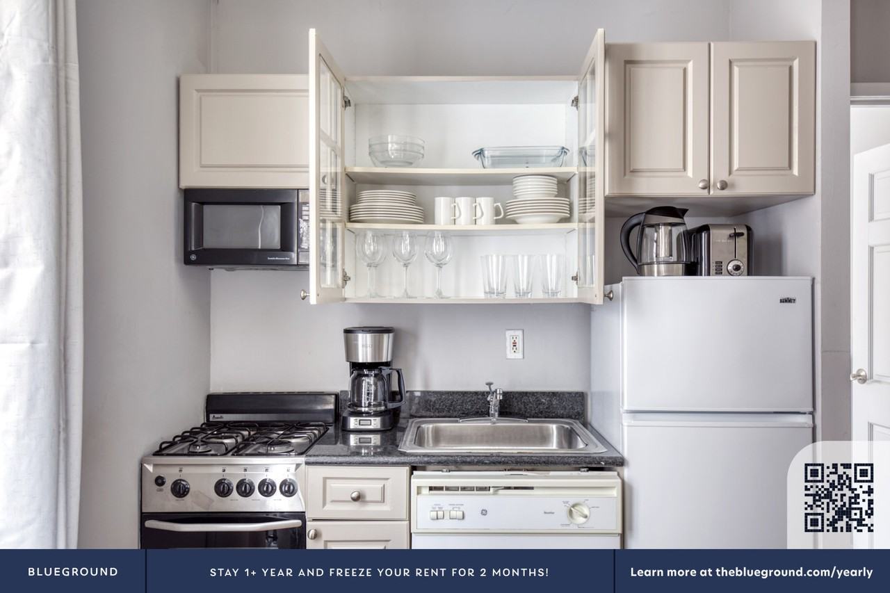 432 E 13th St #923 - Photo 7 of 17