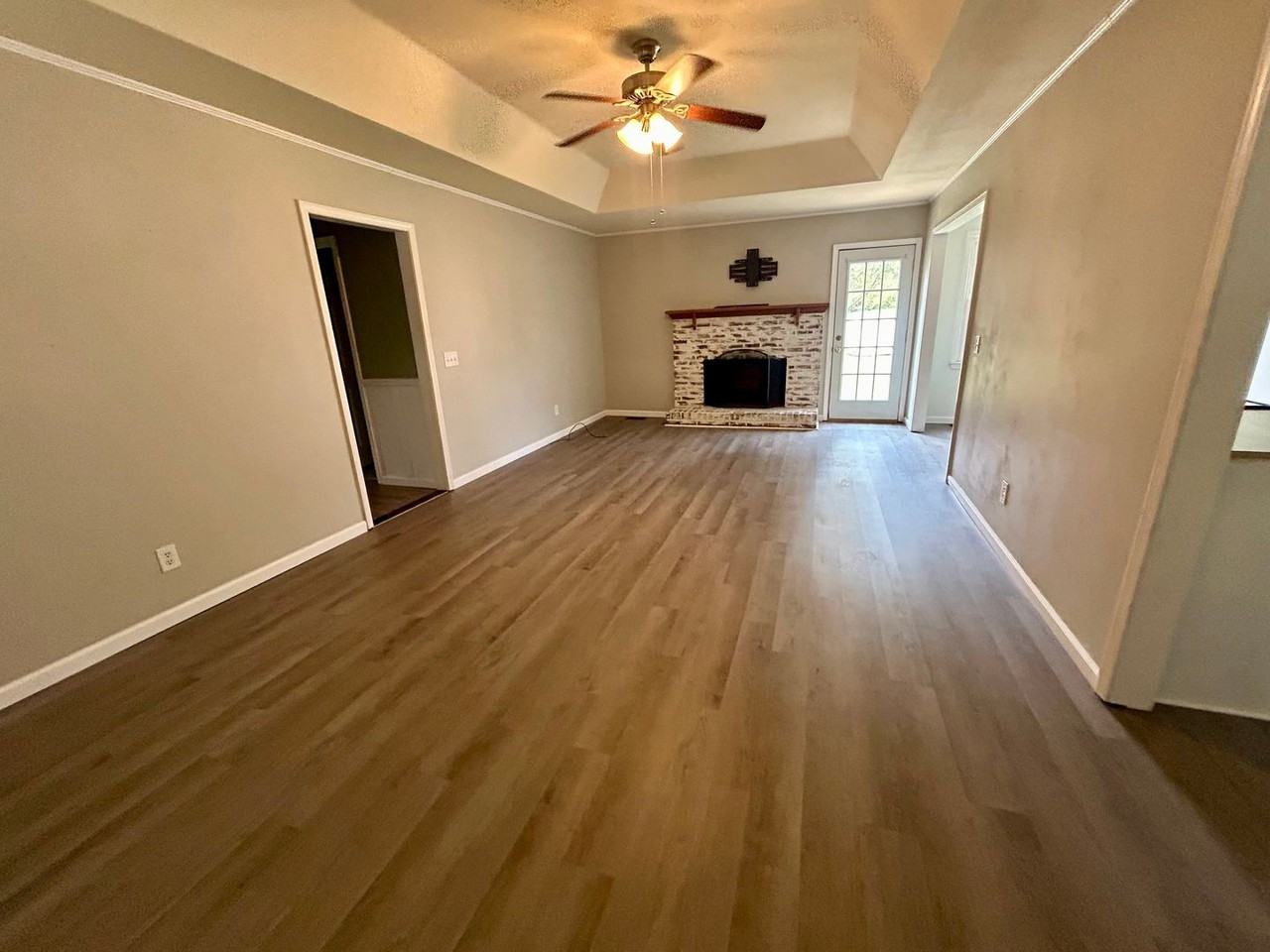 2470 Drexel Dr - Photo 2 of 10