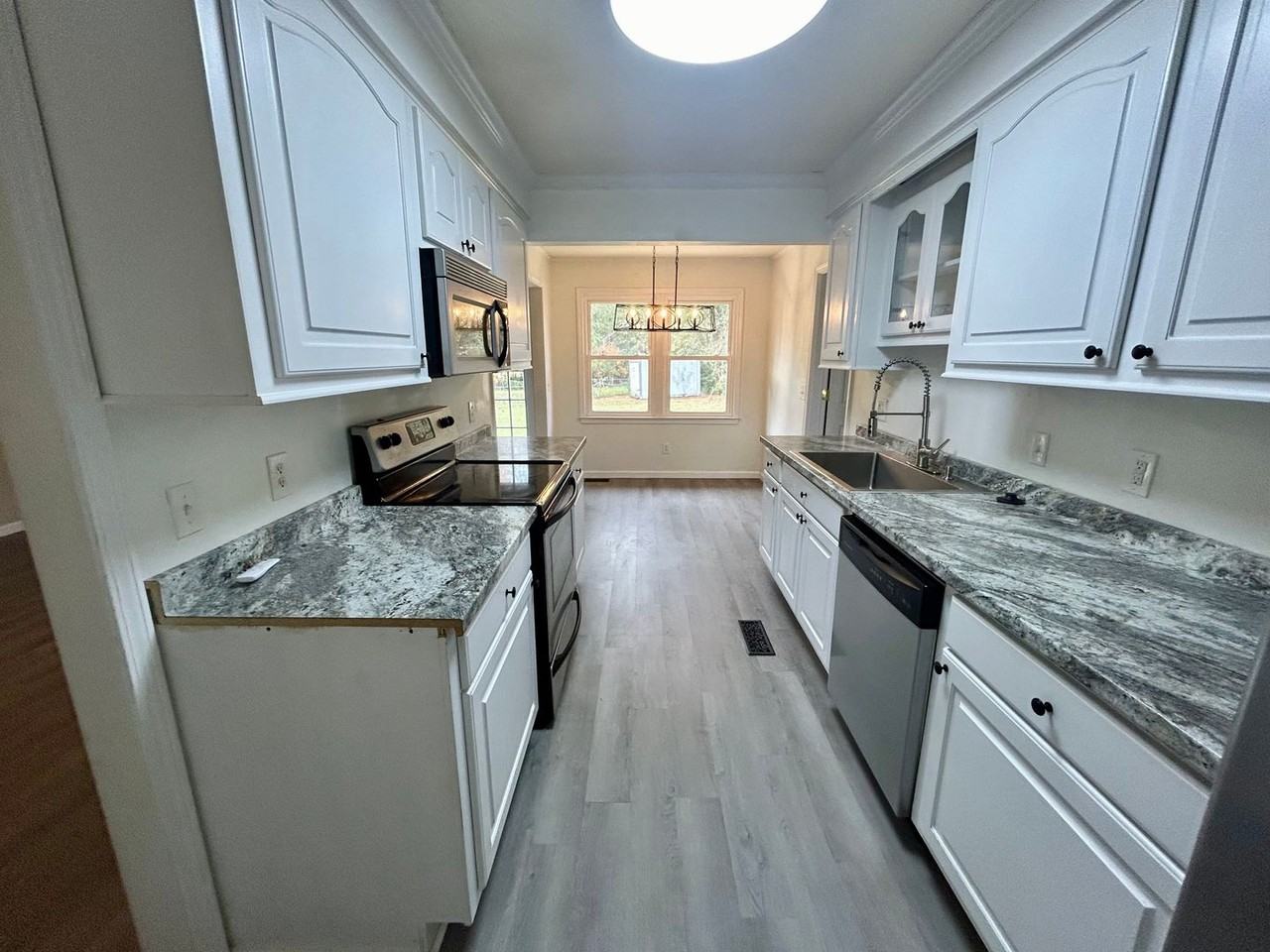 2470 Drexel Dr - Photo 3 of 10