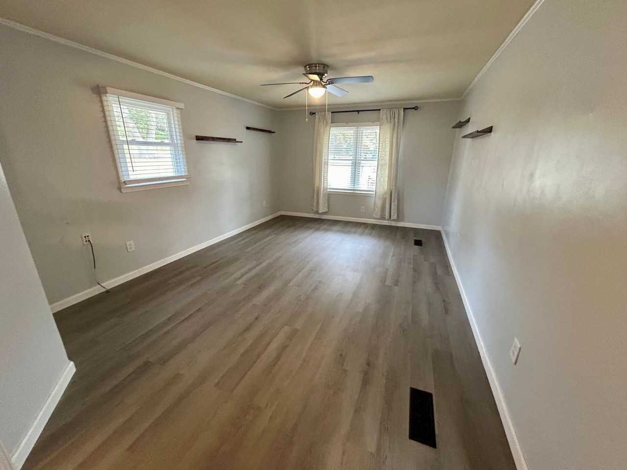 2470 Drexel Dr - Photo 4 of 10