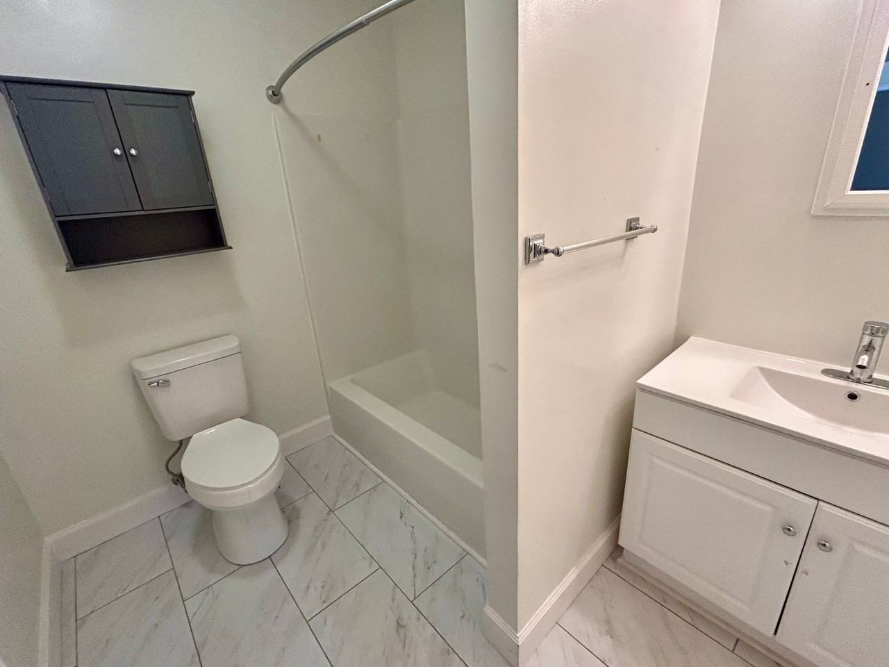 2470 Drexel Dr - Photo 5 of 10
