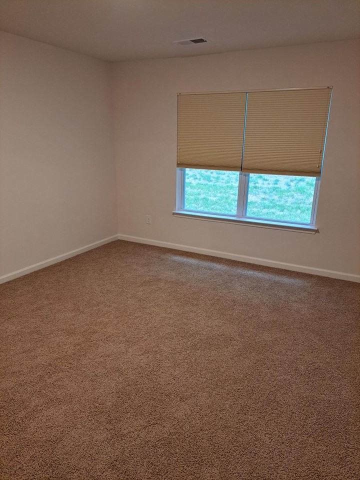 202 Roper St - Photo 3 of 15