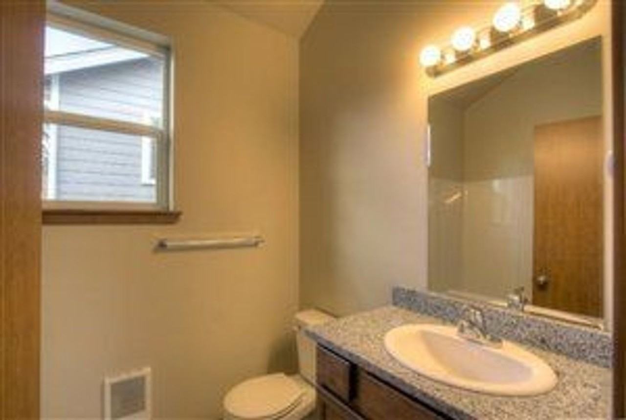 940 York St - Photo 6 of 12