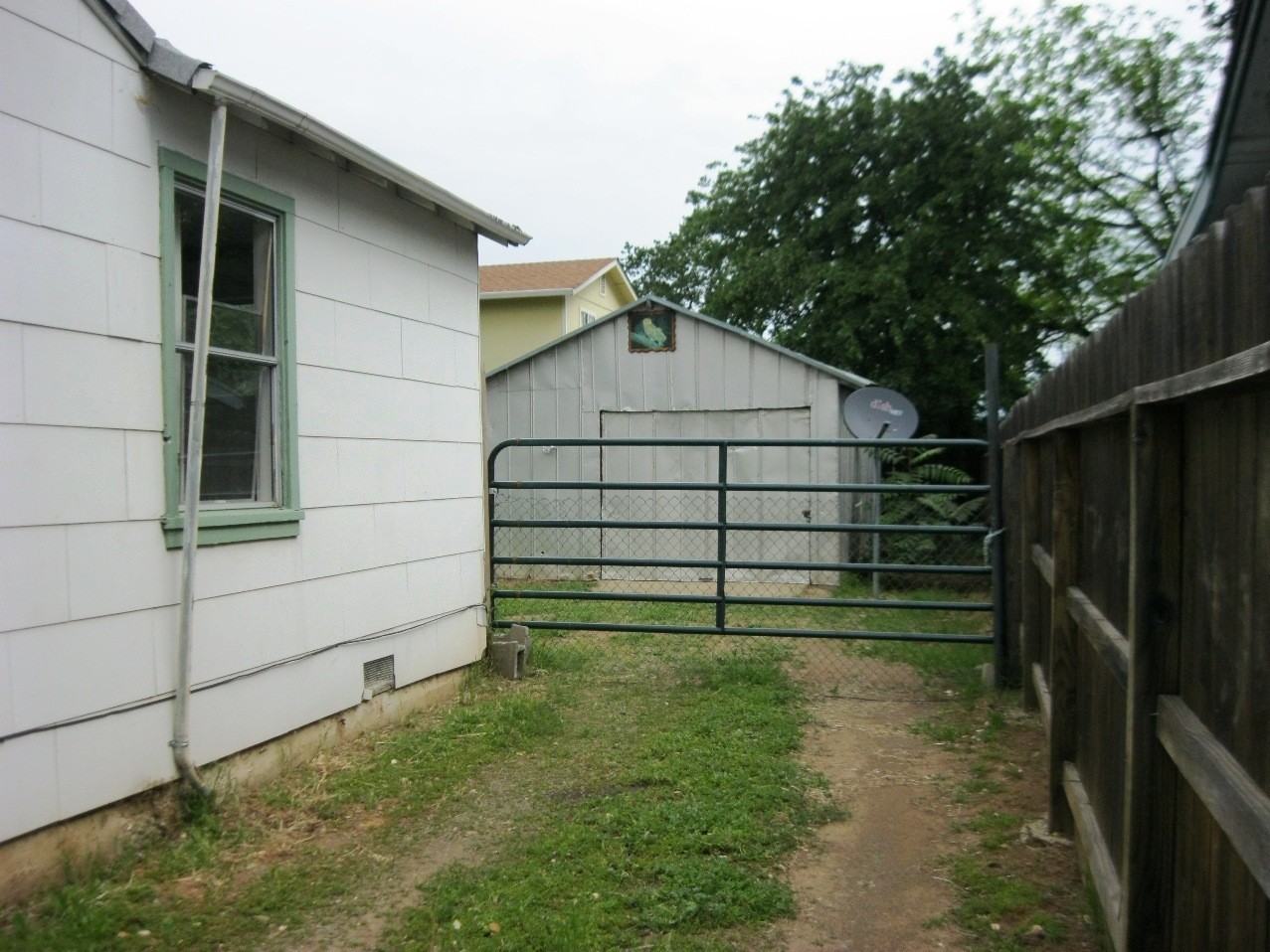 20864 3rd St - Photo 3 of 10