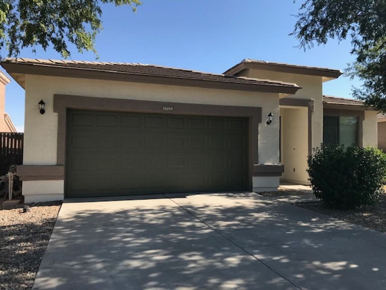 16219 W Winchcomb Dr - Photo 2 of 31