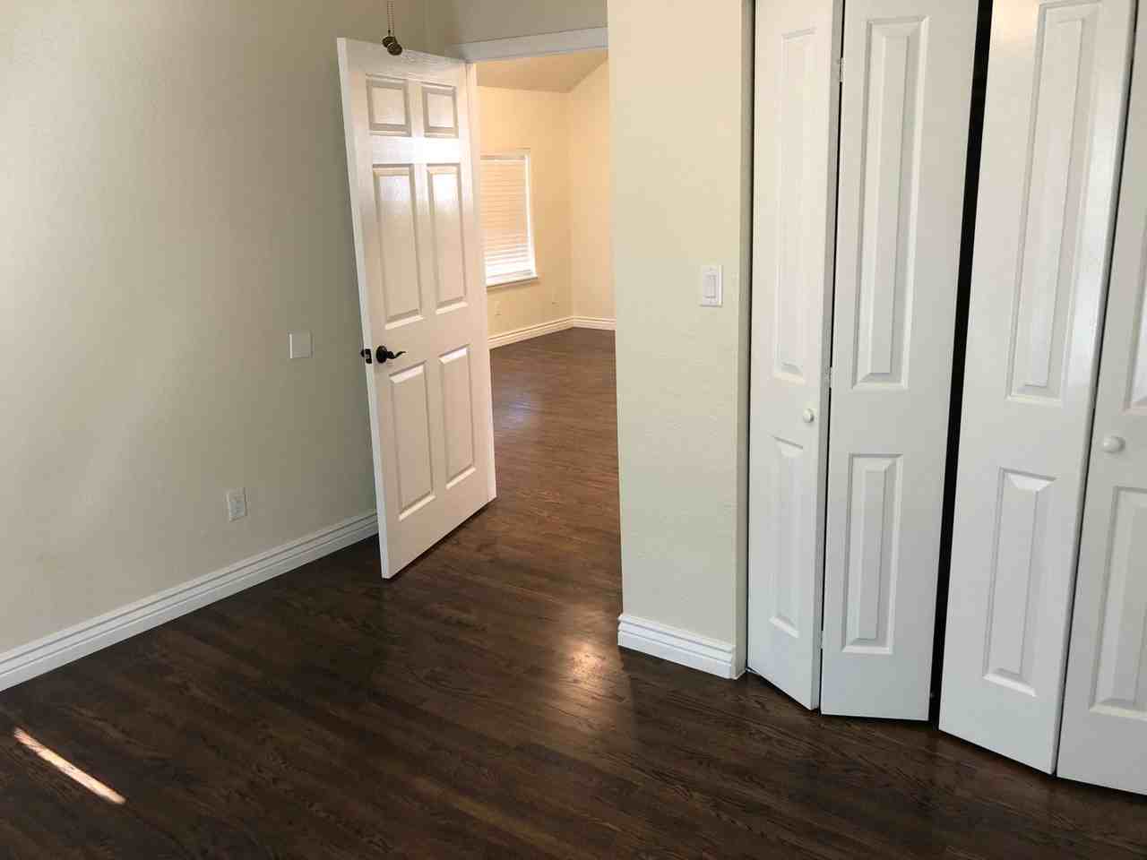 2502 Oakland Ave - Photo 5 of 12