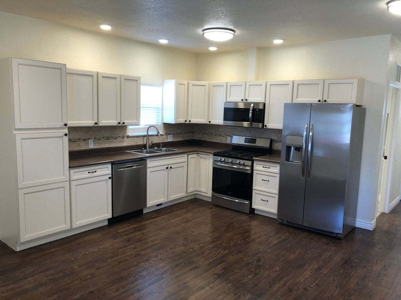 2502 Oakland Ave - Photo 2 of 12