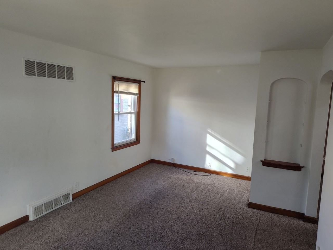 4623 W Stark St - Photo 2 of 7