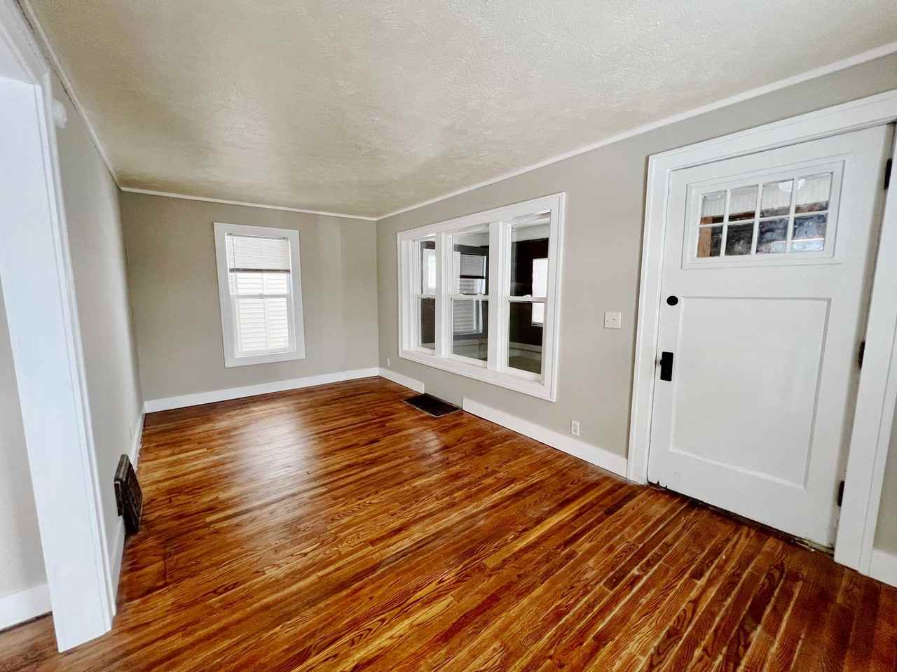 1112 Ferry St - Photo 3 of 13