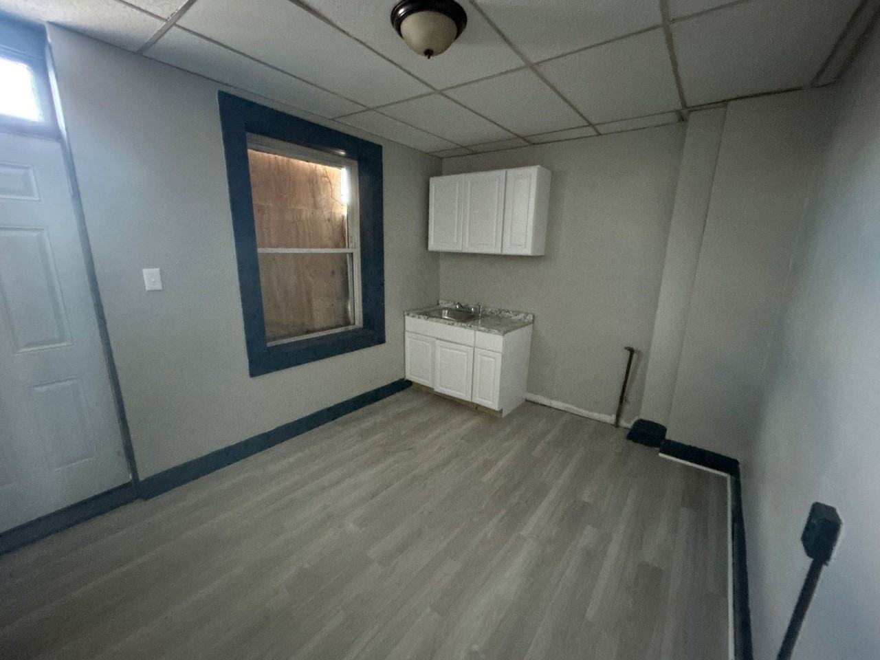 1302 Bonaparte Ave - Photo 2 of 7