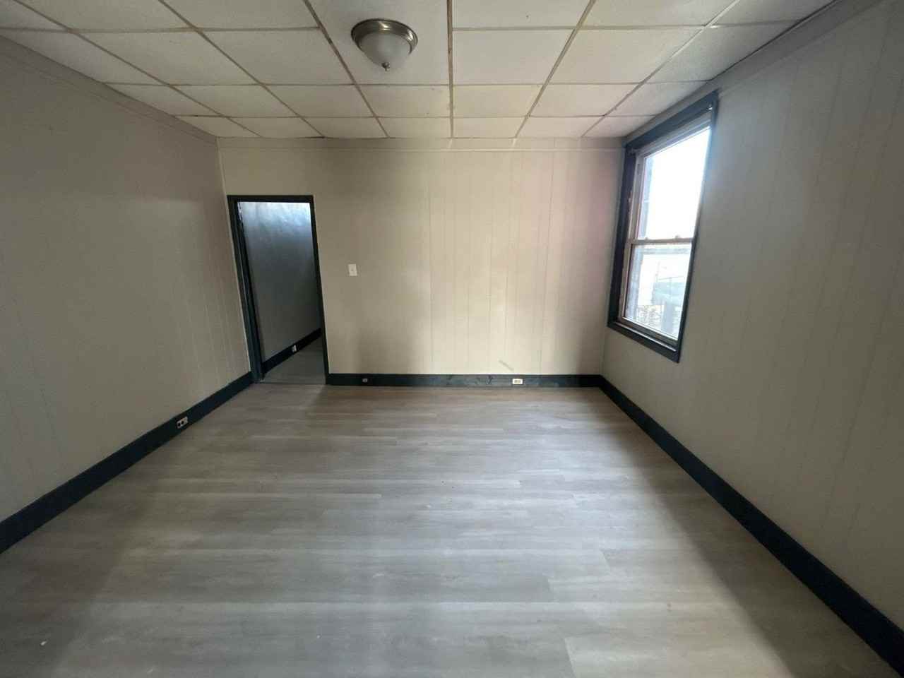 1302 Bonaparte Ave - Photo 3 of 7