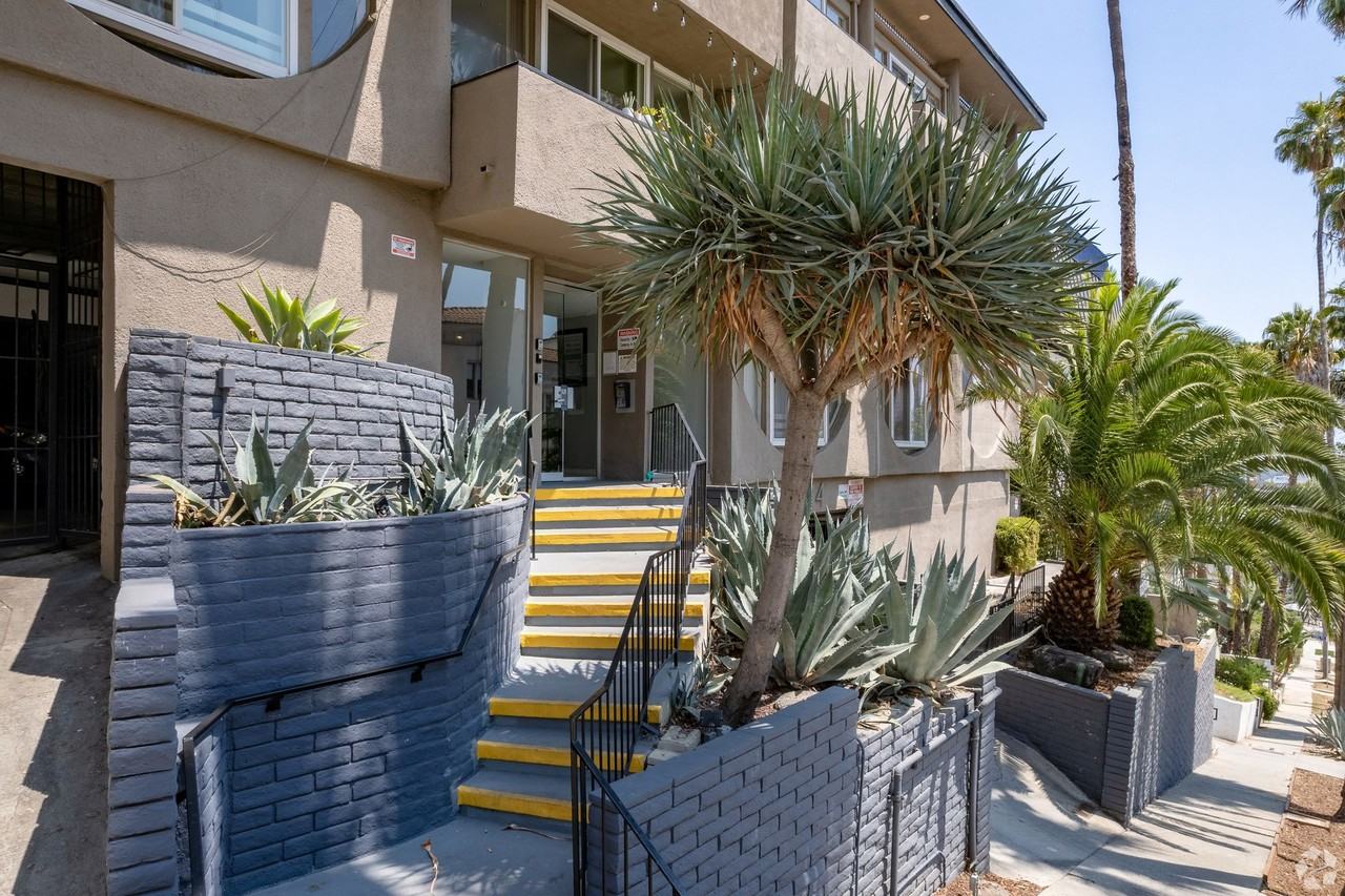 1944 Whitley Ave. - Photo 3 of 10