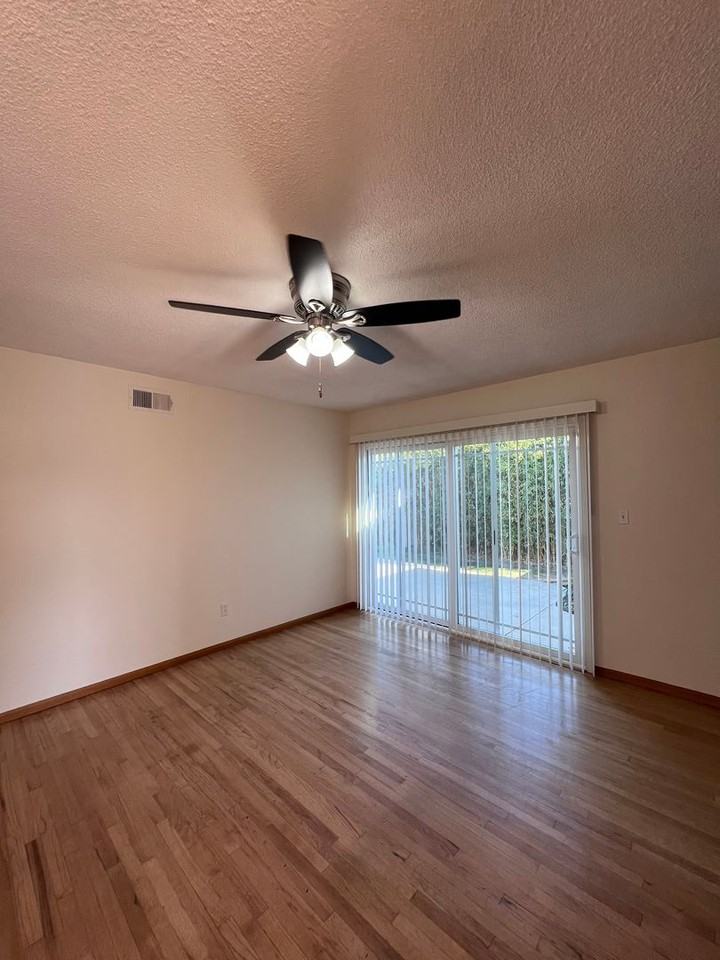 5051 Dubois Dr - Photo 3 of 9