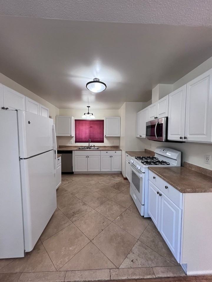 5051 Dubois Dr - Photo 4 of 9