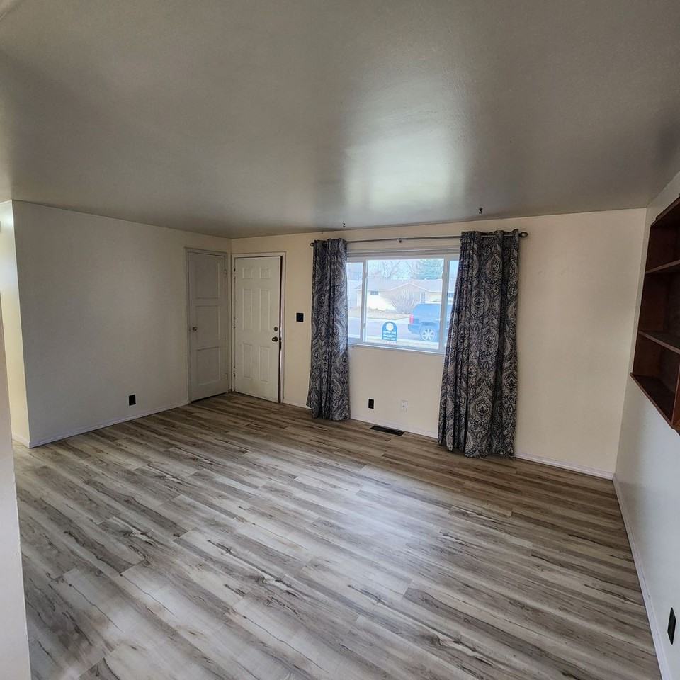 1426 Kearney Ave - Photo 3 of 17