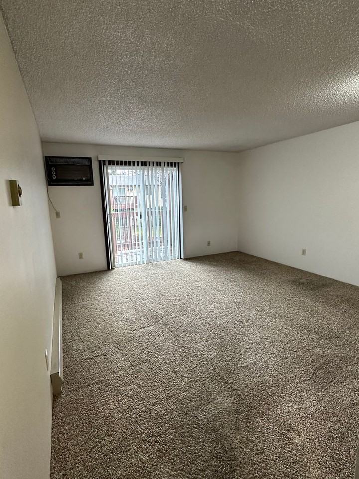 $1,075 / 2br - Photo 7 of 32