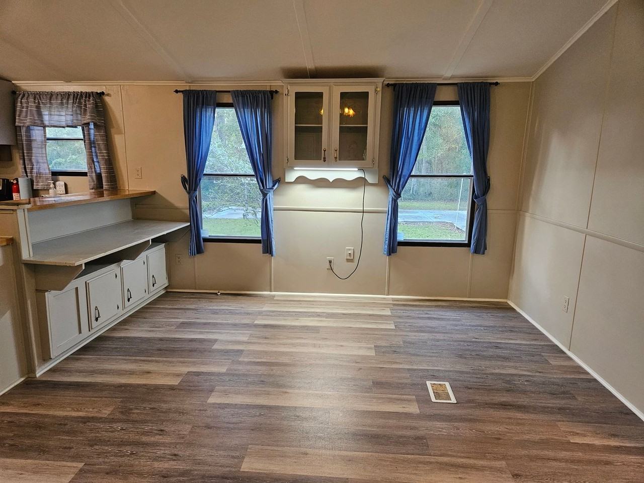 14655 Lucien St - Photo 4 of 15