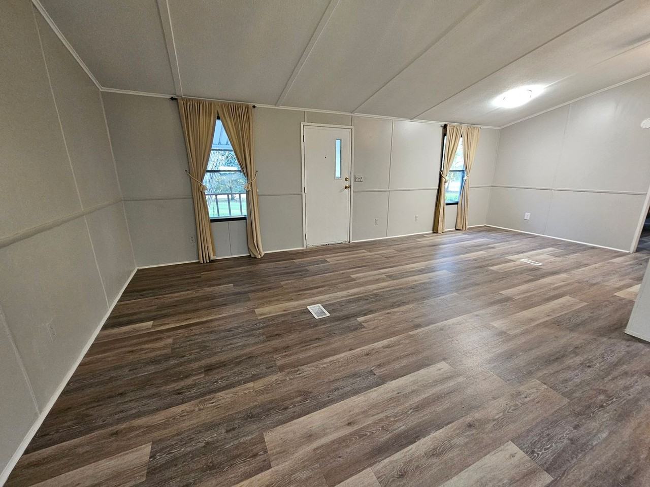14655 Lucien St - Photo 5 of 15