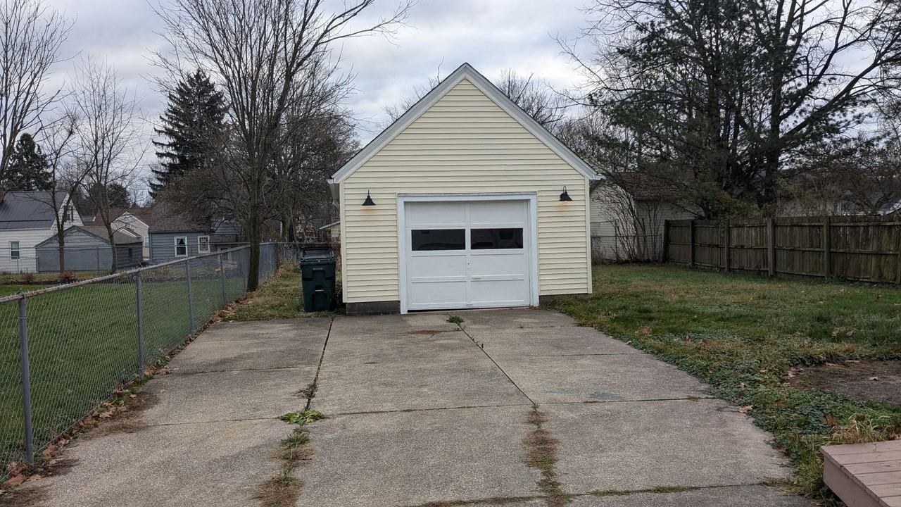163 30th St Nw - Photo 3 of 32