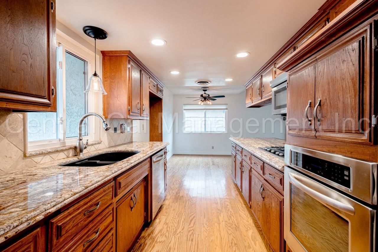 6701 Sly Ln - Photo 2 of 23