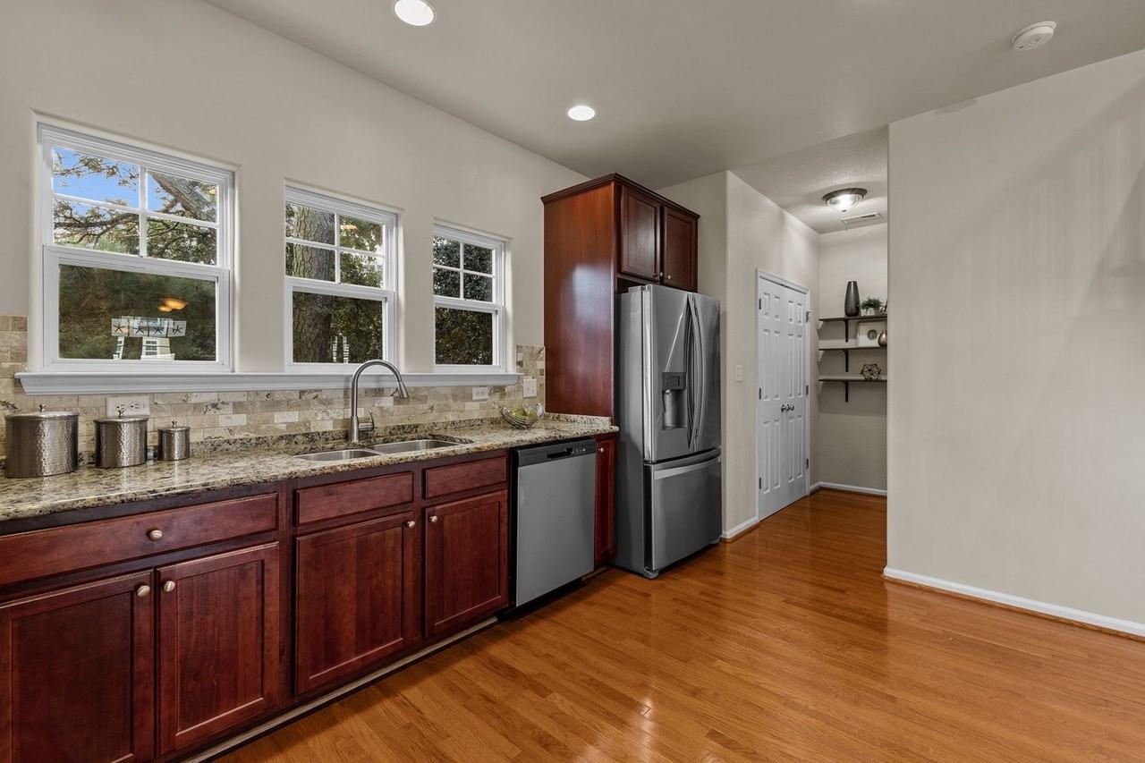 9518 3rd Bay St - Photo 3 of 42