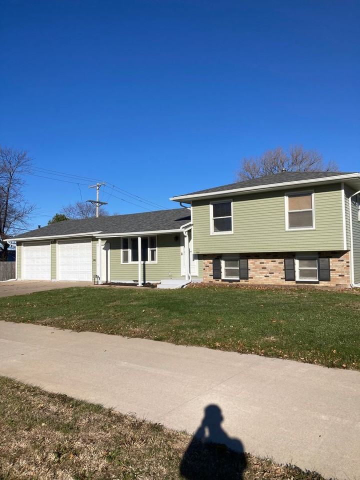 1728 Spruce Hills Dr - Photo 2 of 24