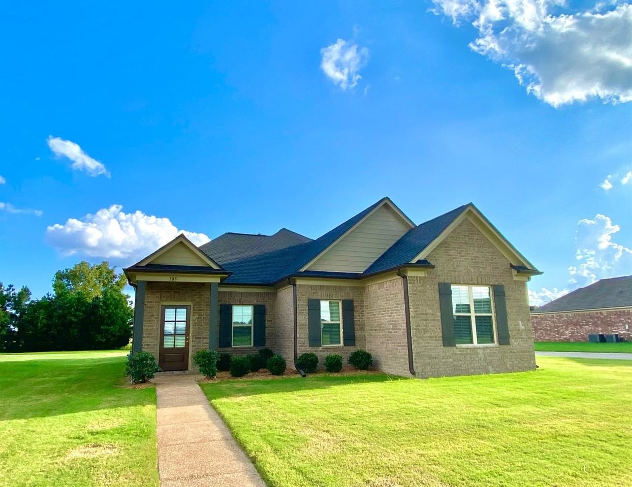 305 Azalea Dr - Photo 3 of 15