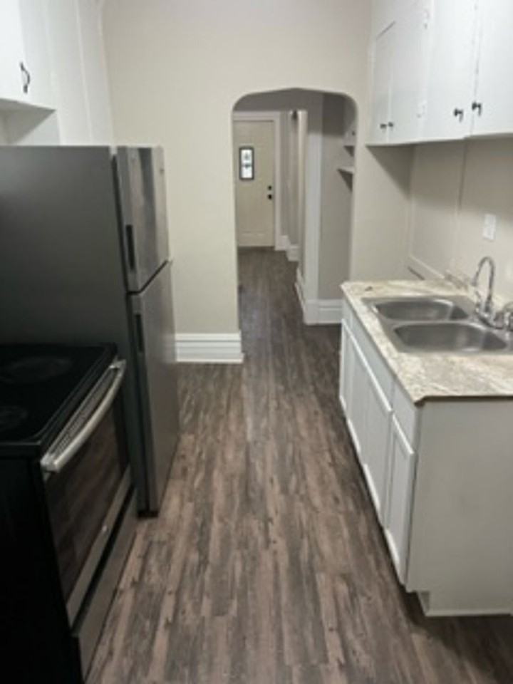 1032 E 6th St - Photo 5 of 12