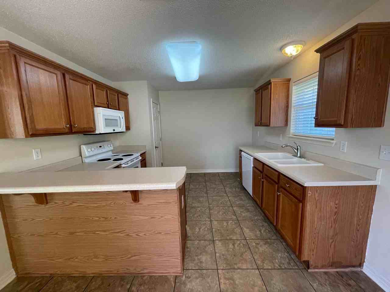 21822 Eastbrook St - Photo 4 of 22
