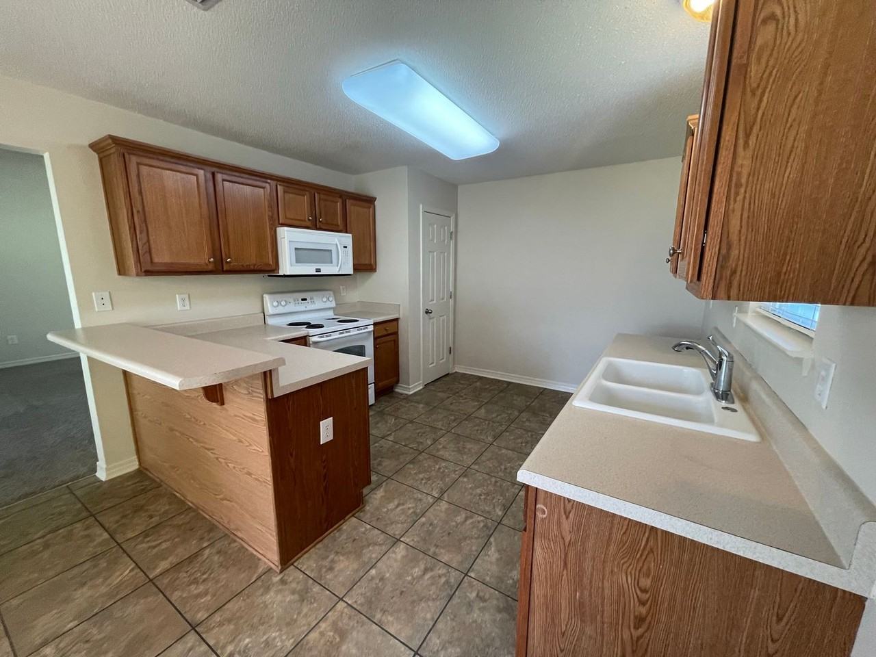 21822 Eastbrook St - Photo 5 of 22