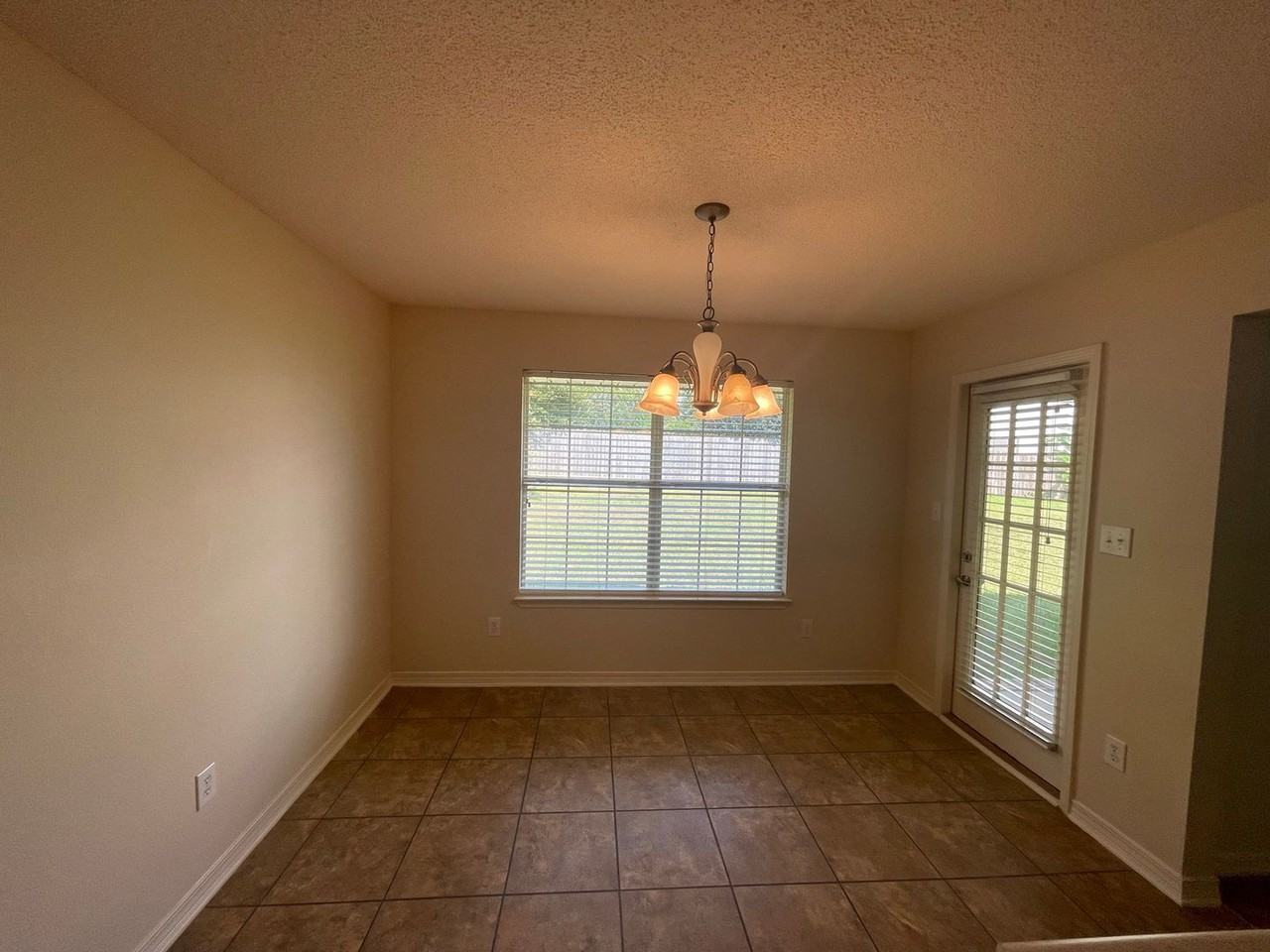 21822 Eastbrook St - Photo 6 of 22