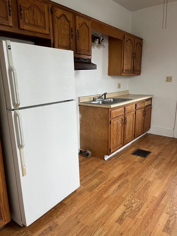 608 Brady Ave - Photo 3 of 8