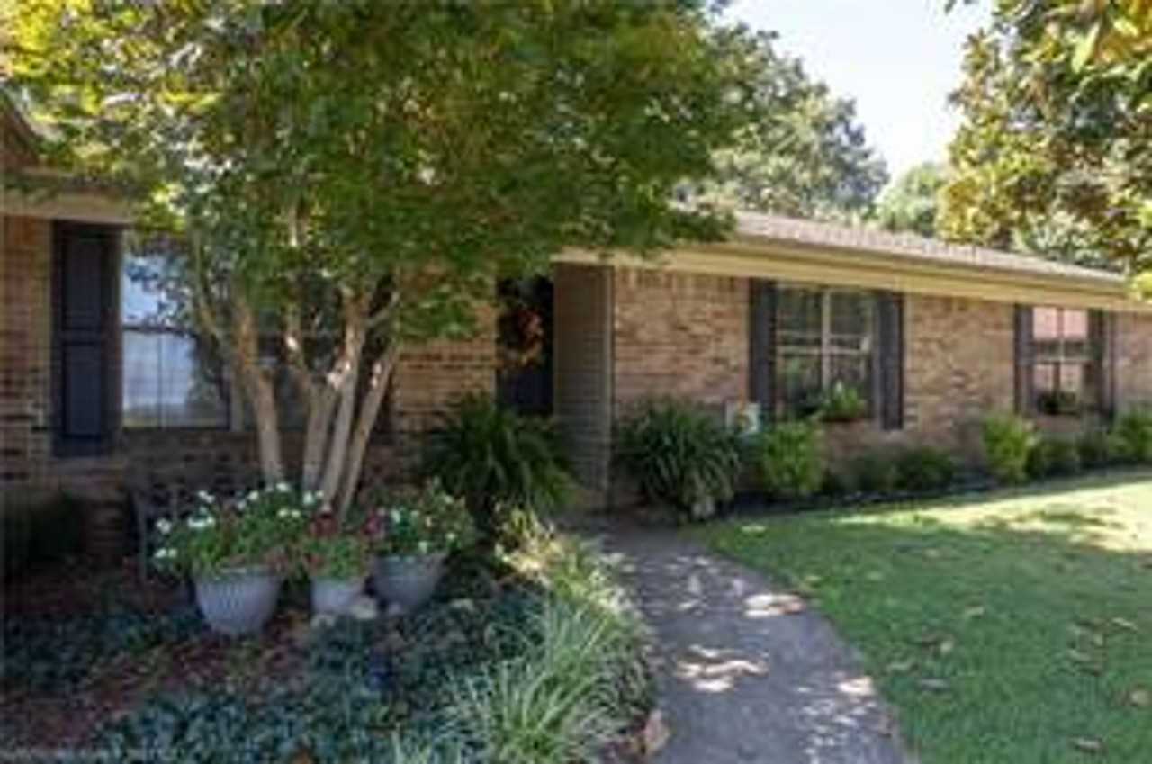 306 Elfen Glen St - Photo 2 of 26