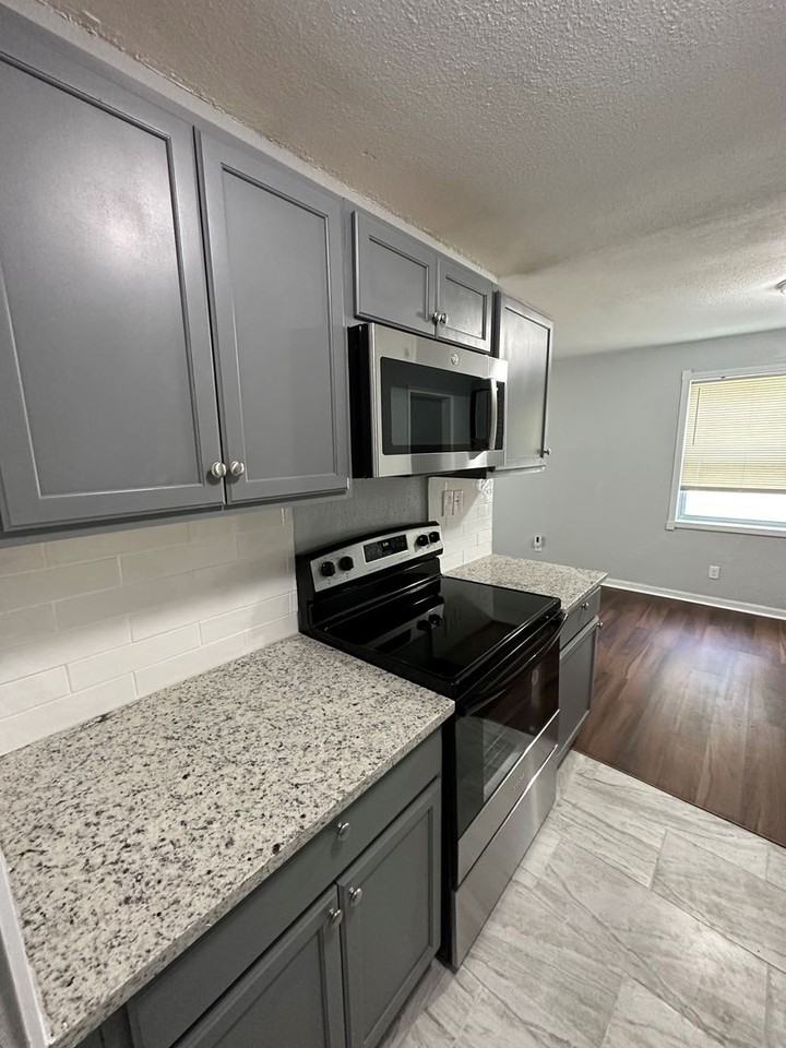 3425 Greenbrier Dr - Photo 4 of 16