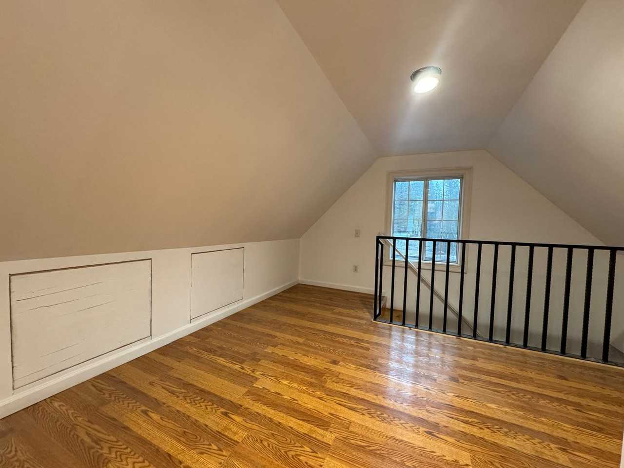 463-985 463-985 Parkwood Dr - Photo 3 of 12