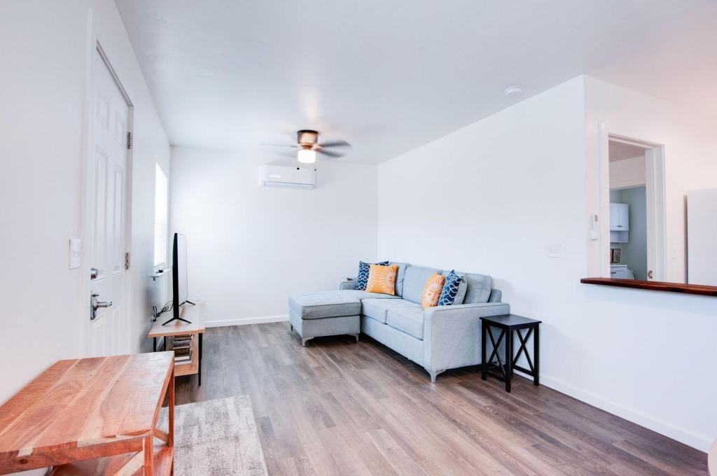 933 Hackberry Ave ##2 - Photo 2 of 13