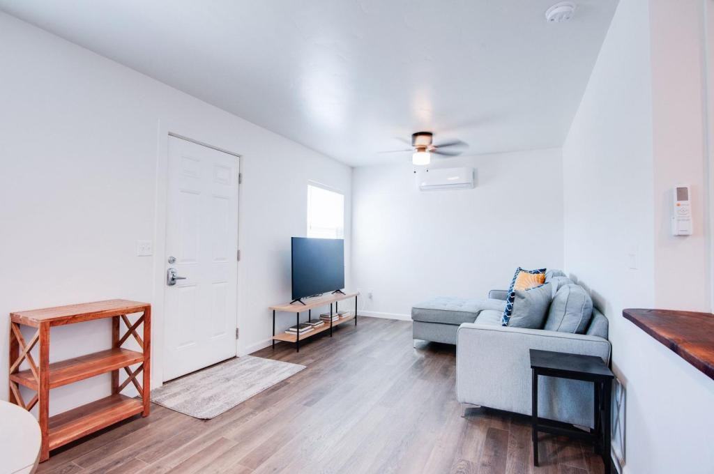 933 Hackberry Ave ##2 - Photo 3 of 13