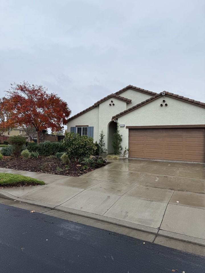2219 Eastport Dr - Photo 2 of 36