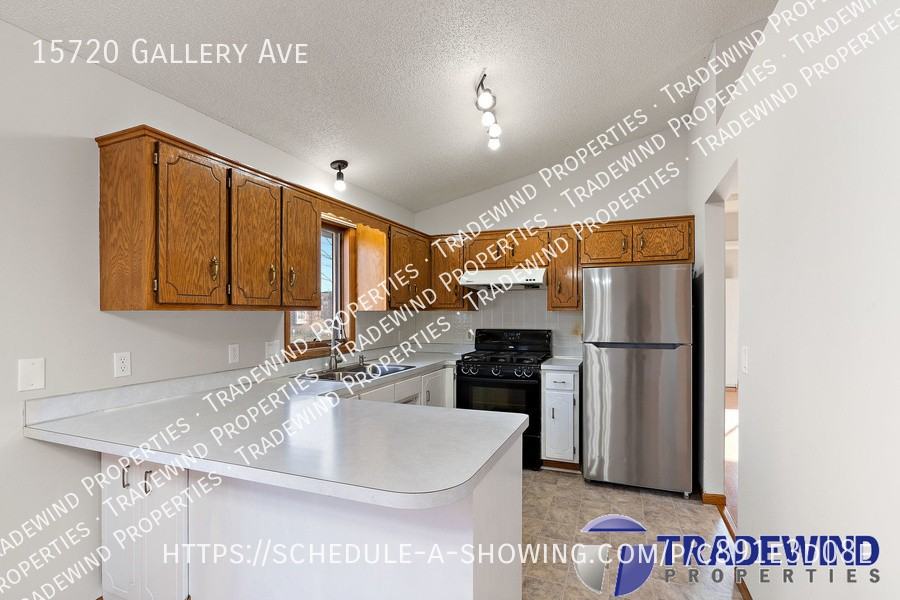 15720 Gallery Ave - Photo 3 of 24