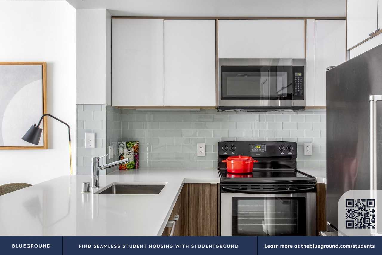 240 Lombard Street - Photo 7 of 23