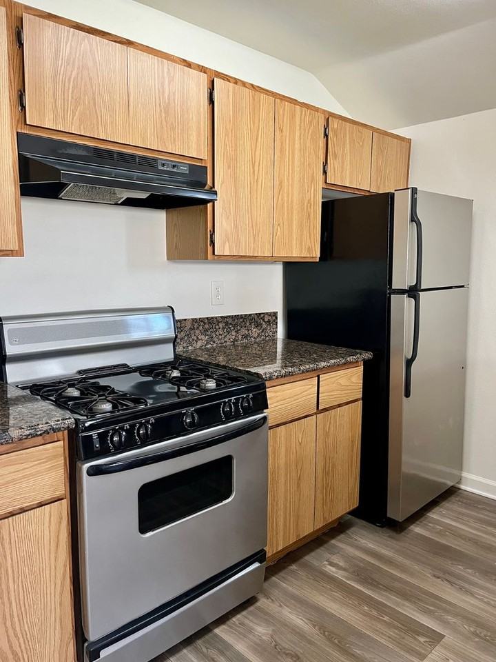 Apartment on Broadway - Photo 3 of 11