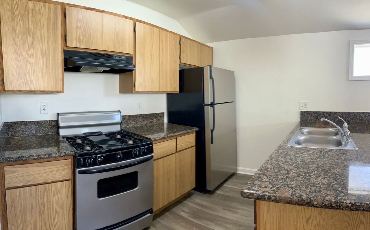 Apartment on Broadway - Photo 4 of 11