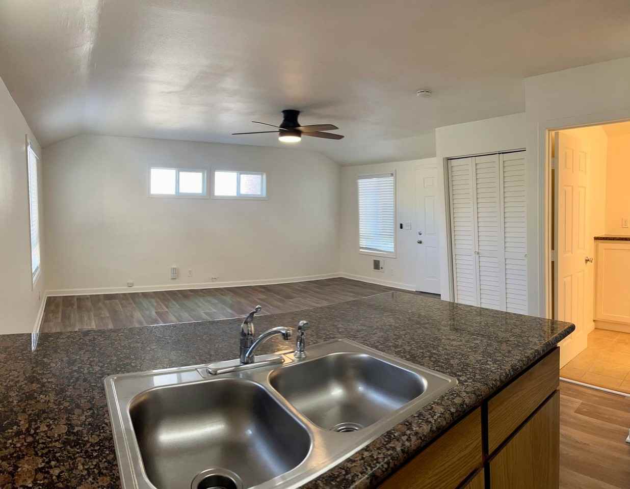 Apartment on Broadway - Photo 5 of 11