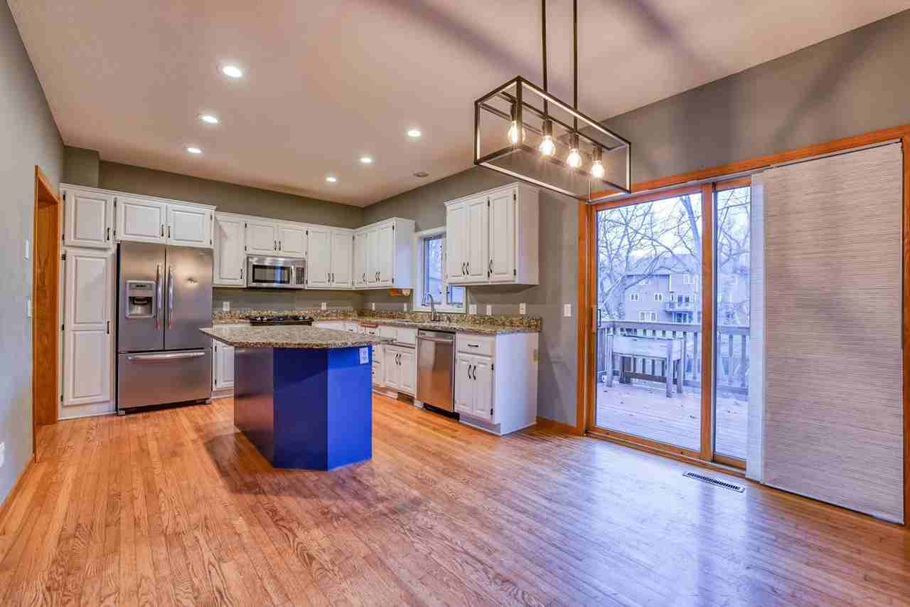 7123 Yorktown Ln N - Photo 2 of 21