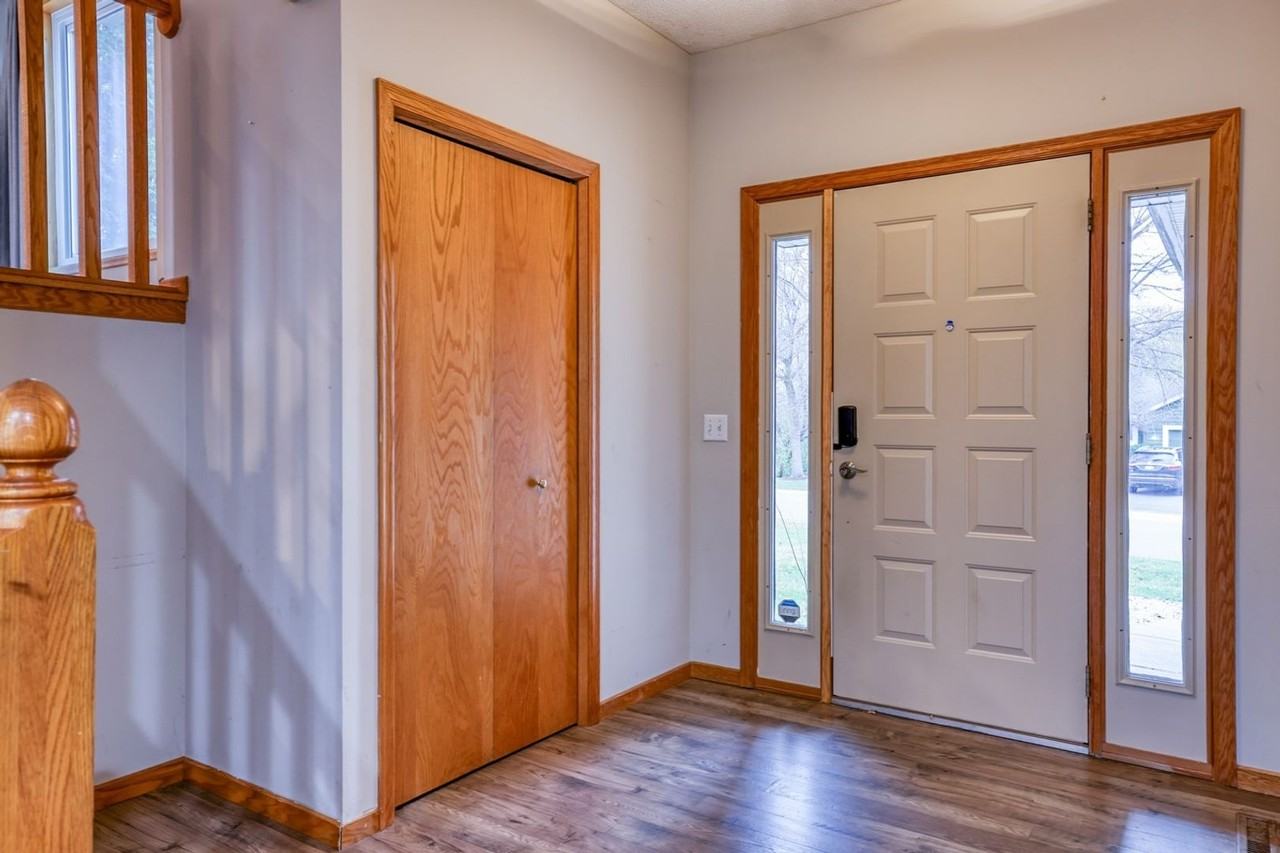 7123 Yorktown Ln N - Photo 6 of 21