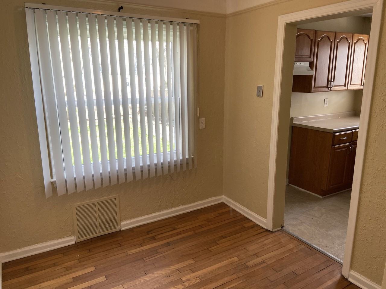 28756 Fairfax St - Photo 3 of 8